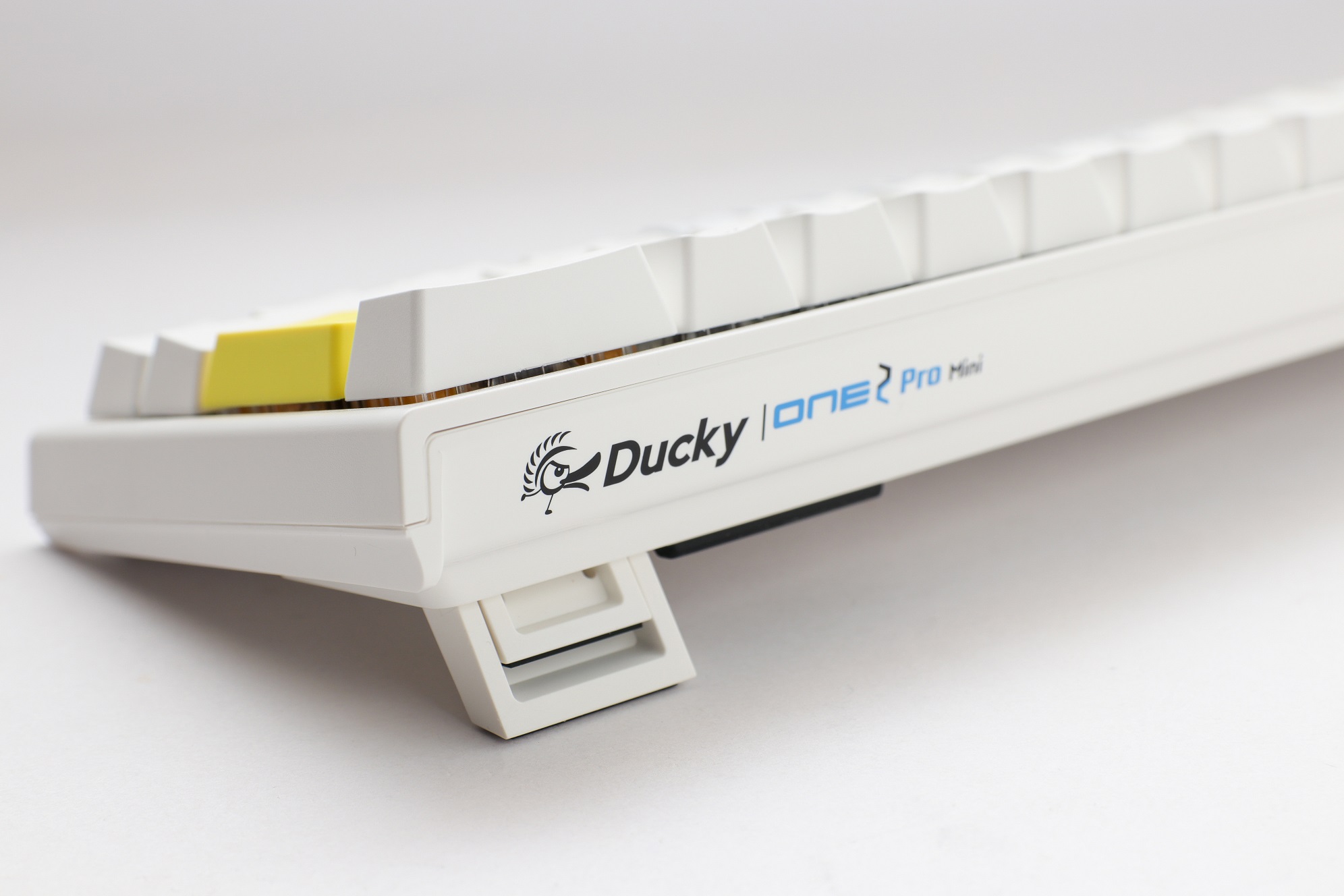 Teclado Ducky ONE 2 PRO Classic Mini 60% Pure White, Kailh Red, RGB, PBT - Mecnico PT 3