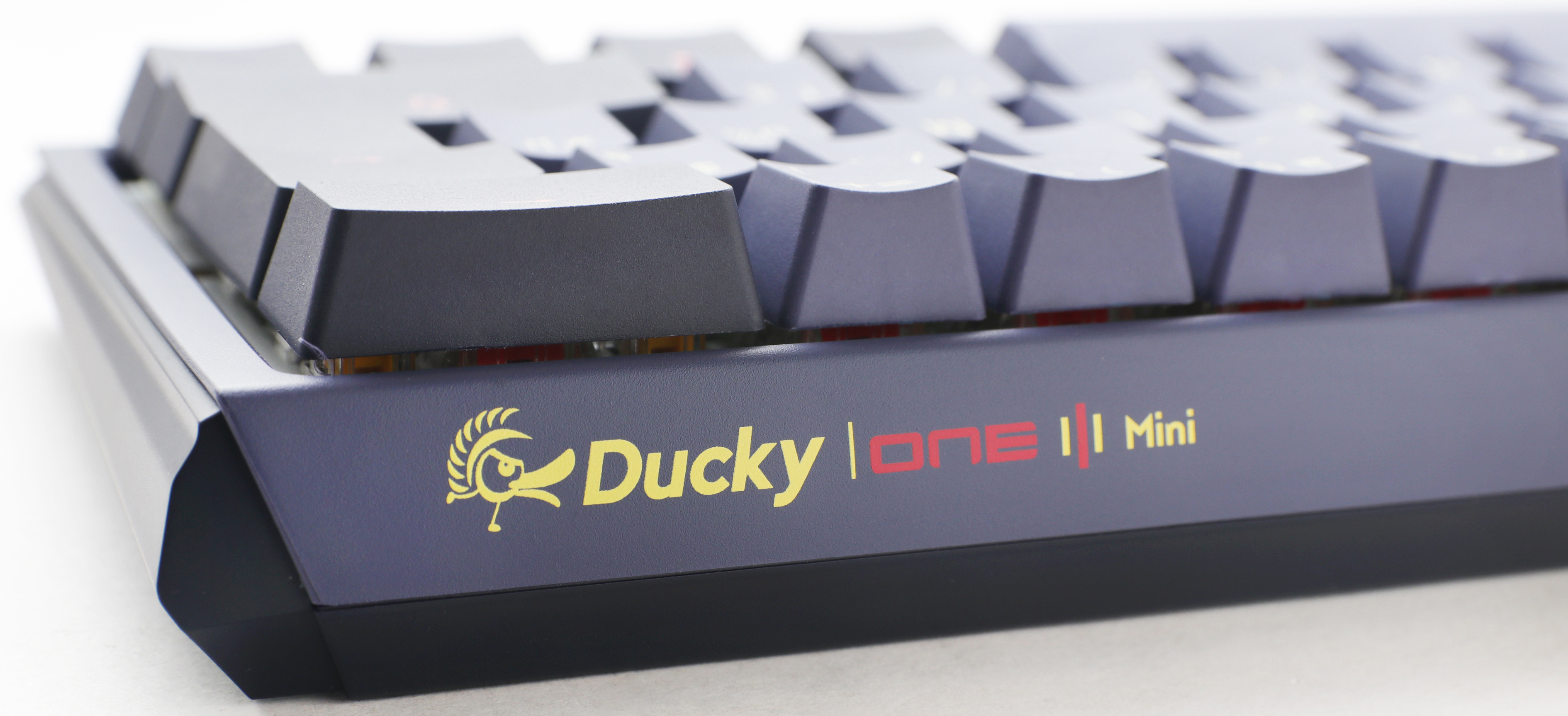 Teclado Mecnico Ducky ONE 3 Cosmic SF 65% RGB MX-Silent Red PT 3
